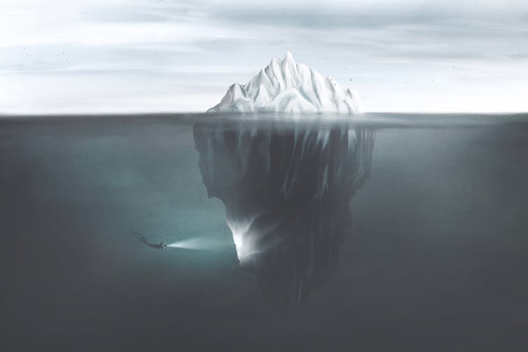 Ilustração de mergulhador iluminando um iceberg com uma lanterna.